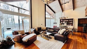 Smart TV, fireplace, stereo