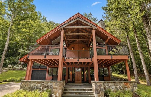 Charming 4-bedroom Ski house in Stratton with Shuttle or walk to slope.