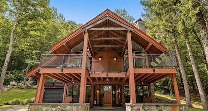 Charming 4-bedroom Ski house in Stratton with Shuttle or walk to slope.