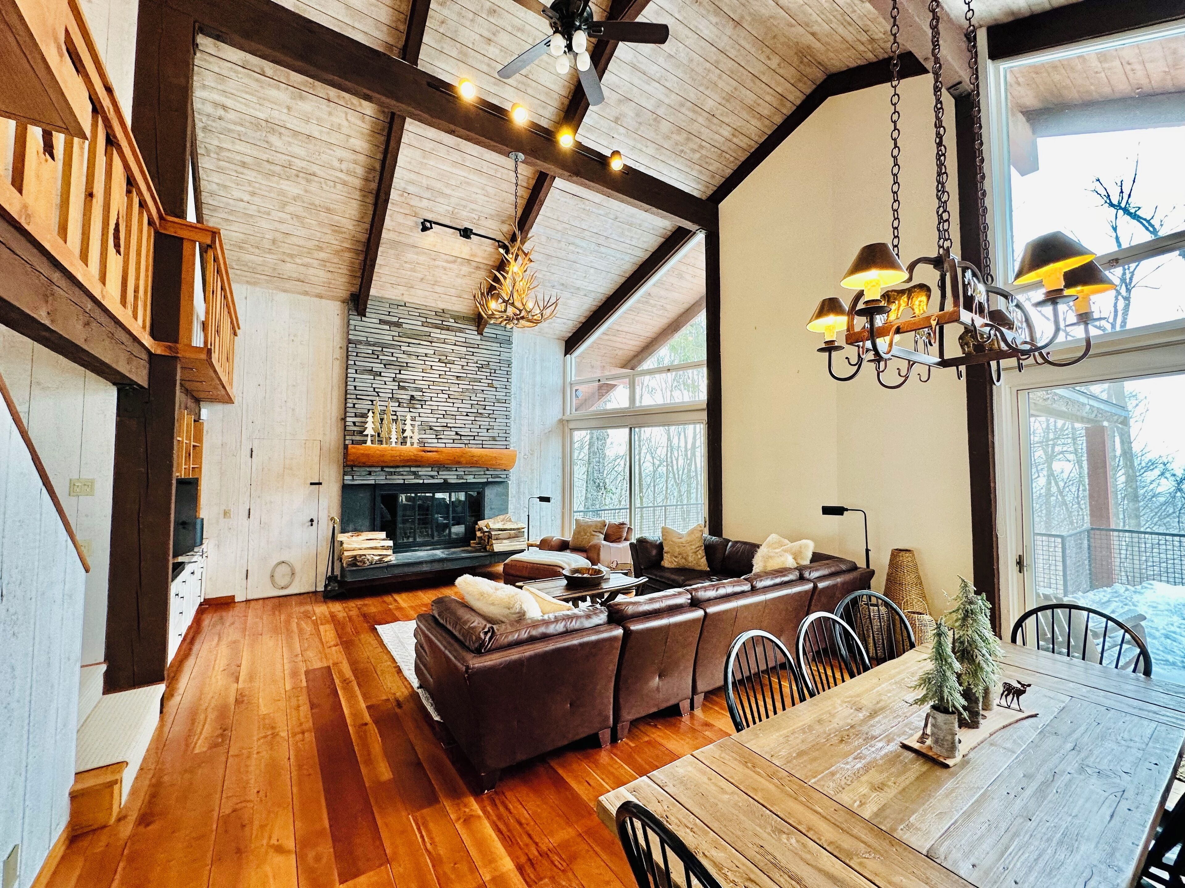 Una Smart TV, una chimenea, un reproductor estéreo