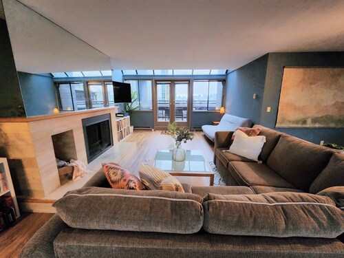 The Skyline Suite l S. Granville Penthouse w patio & parking