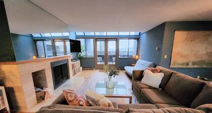 The Skyline Suite l S. Granville Penthouse w patio & parking
