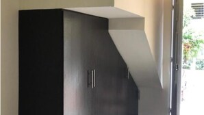 Un intérieur moderne avec un meuble en bois foncé et un plafond blanc.