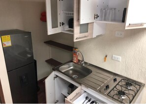 Refrigerador, parrilla de estufa, utensilios de cocina y comedor 