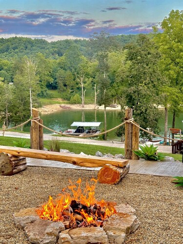 Lakefront, hot tub, 2 bdrm w/ loft, kayaks, beach, fire pits,! sxs trails