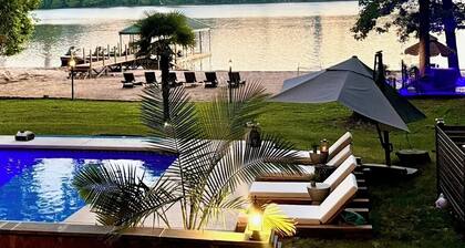 Cozy 3-bedroom cabin on Lake Wylie, Beach, inground pool, fitness room game room