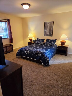 3 bedrooms, desk, iron/ironing board, travel cot