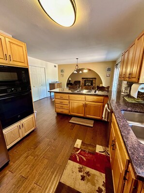 Fridge, microwave, oven, stovetop - NEW! Country Club "The Reining Deer" Golf, Fireplace, Office, VIEWS! (Flagstaff)