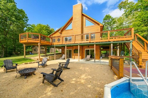 Luxury Log Cabin Retreat with PRIVATE POOL, Hot Tub & Stocked Lake in the Forest