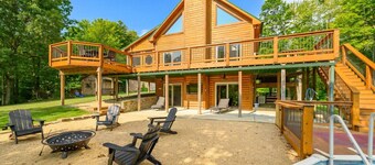 Luxury Log Cabin Retreat with PRIVATE POOL, Hot Tub & Stocked Lake in the Forest