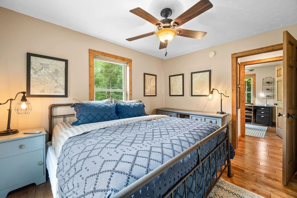 Luxury Log Cabin Retreat with PRIVATE POOL, Hot Tub & Stocked Lake