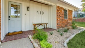 Exterior detail - The Main Street Cottage: Dog-Friendly, Central DFW location, Walk to Main St (Lewisville)