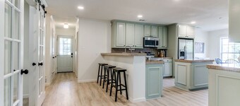 The Main Street Cottage: Dog-Friendly, Central DFW location, Walk to Main St