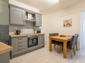 Fridge, microwave, oven, toaster - Spacious Oasis - Perfect for Large Families/Groups - Pass the Keys (Morley)