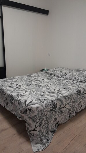 2 habitaciones, tabla de planchar con plancha, wifi y ropa de cama 