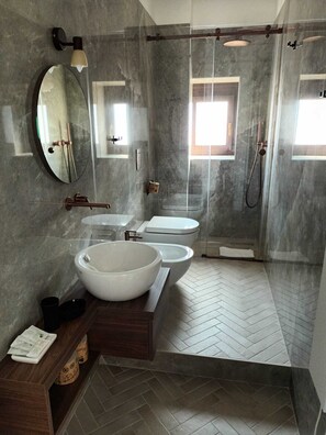 Deluxe Triple Room | Bathroom | Free toiletries, hair dryer, bidet, towels - B&Bari via Crollalanza (Bari)