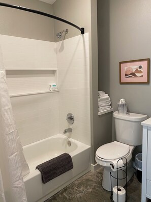Hair dryer, towels, soap, shampoo - Stylish Cottage located in downtown Mount Vernon! (Mount Vernon)