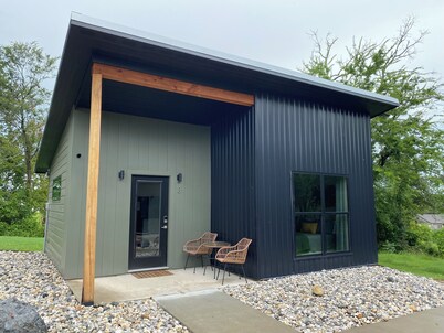 Stylish Cottage located in downtown Mount Vernon!