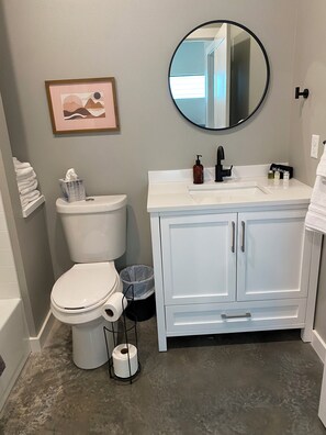 Hair dryer, towels, soap, shampoo - Stylish Cottage located in downtown Mount Vernon! (Mount Vernon)