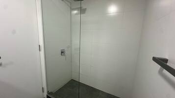 Business Apartment, Balcony | Bilik Mandi | Pancuran mandi, pengering rambut, tuala disediakan, sabun