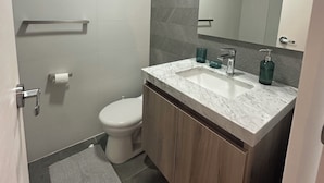 Apartemen Bisnis, balkon | Kamar mandi