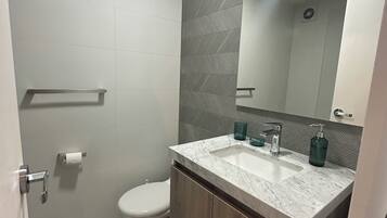 Appartement Affaires, balcon | Salle de bain | Douche, sèche-cheveux, serviettes fournies, savon