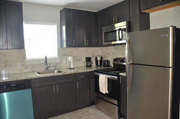 Micro-ondes, four, plaque de cuisson, lave-vaisselle