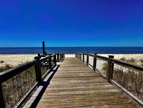 Beach nearby, sun-loungers, beach towels - 4-bedroom home for 10 with MIL and walkable beach access (Port St. Joe)