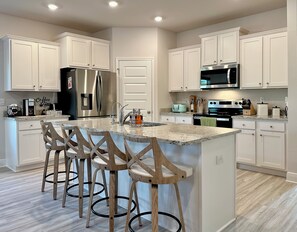 Fridge, microwave, oven, stovetop - 4-bedroom home for 10 with MIL and walkable beach access (Port St. Joe)