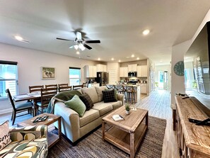 Smart TV - 4-bedroom home for 10 with MIL and walkable beach access (Port St. Joe)