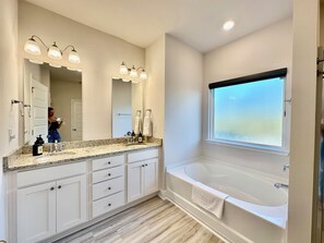 Hair dryer, towels, soap, toilet paper - 4-bedroom home for 10 with MIL and walkable beach access (Port St. Joe)