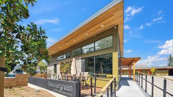 Vista frontal de la propiedad