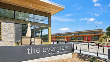 Un edificio moderno con un letrero que dice “the evergreen 706 meadowsweet drive”.