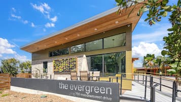 Een modern gebouw met een bord waarop staat: 'the evergreen 706 meadowsweet drive'.