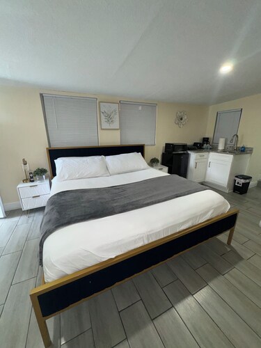 Welcome to our charming studio, perfectly located near Tampa Bay's attractions.