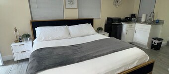 Welcome to our charming studio, perfectly located near Tampa Bay's attractions.