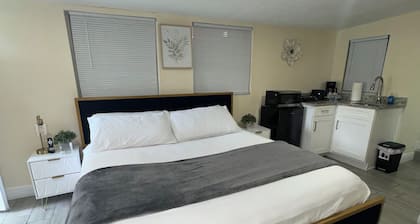 Welcome to our charming studio, perfectly located near Tampa Bay's attractions.