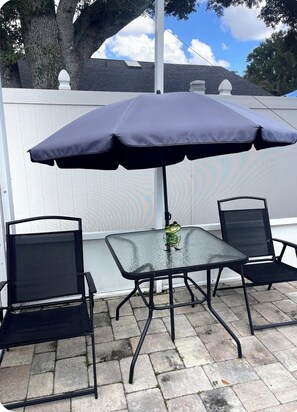 Outdoor dining - Welcome to our charming studio, perfectly located near Tampa Bay's attractions. (Tampa)