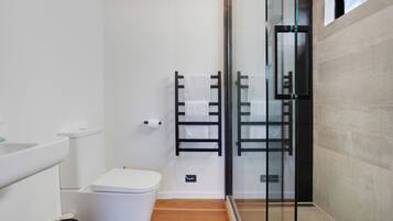 Rumah, pemandangan kebun | Kamar mandi | Shower, perlengkapan kamar mandi ramah lingkungan,  dan pengering rambut