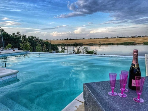 Holiday house 5-10 min to Therme Bucharest and Airport 