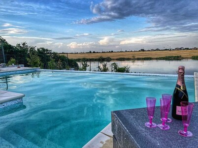Holiday house 5-10 min to Therme Bucharest and Airport