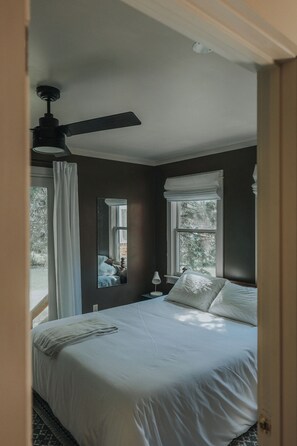 4 bedrooms, iron/ironing board, travel cot, WiFi - Historic farmhouse by the river in Keene, NY near Lake Placid & Whiteface Mt. (Keene)