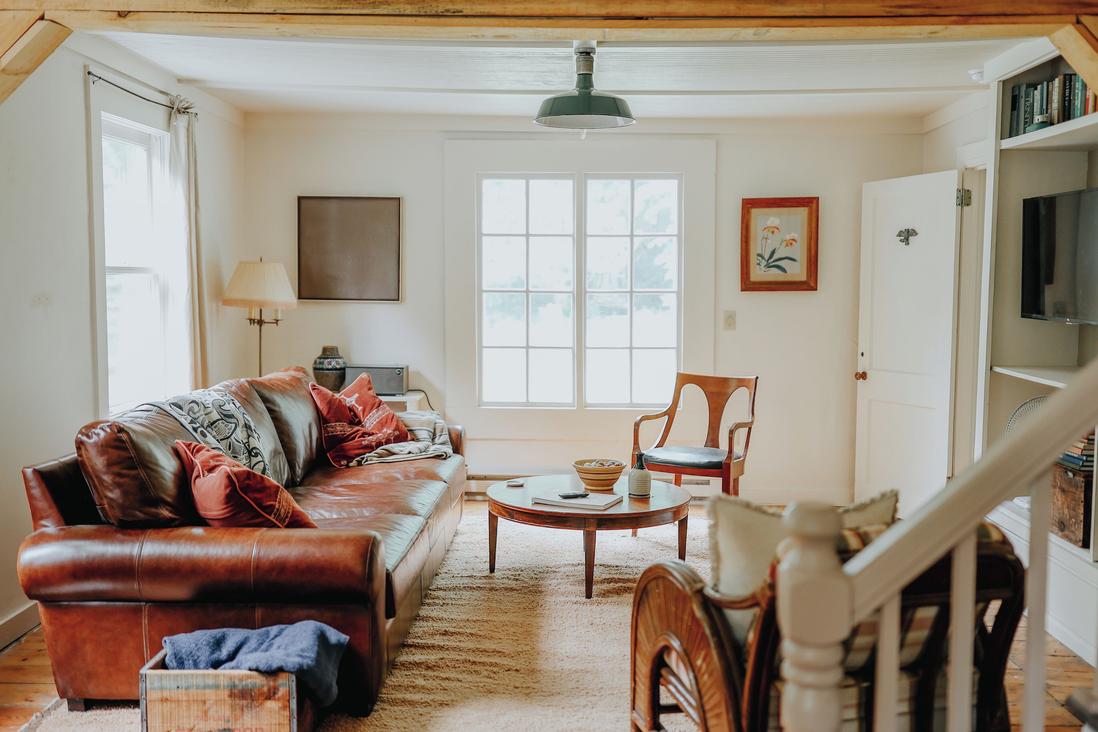 Smart TV, chimenea y libros 