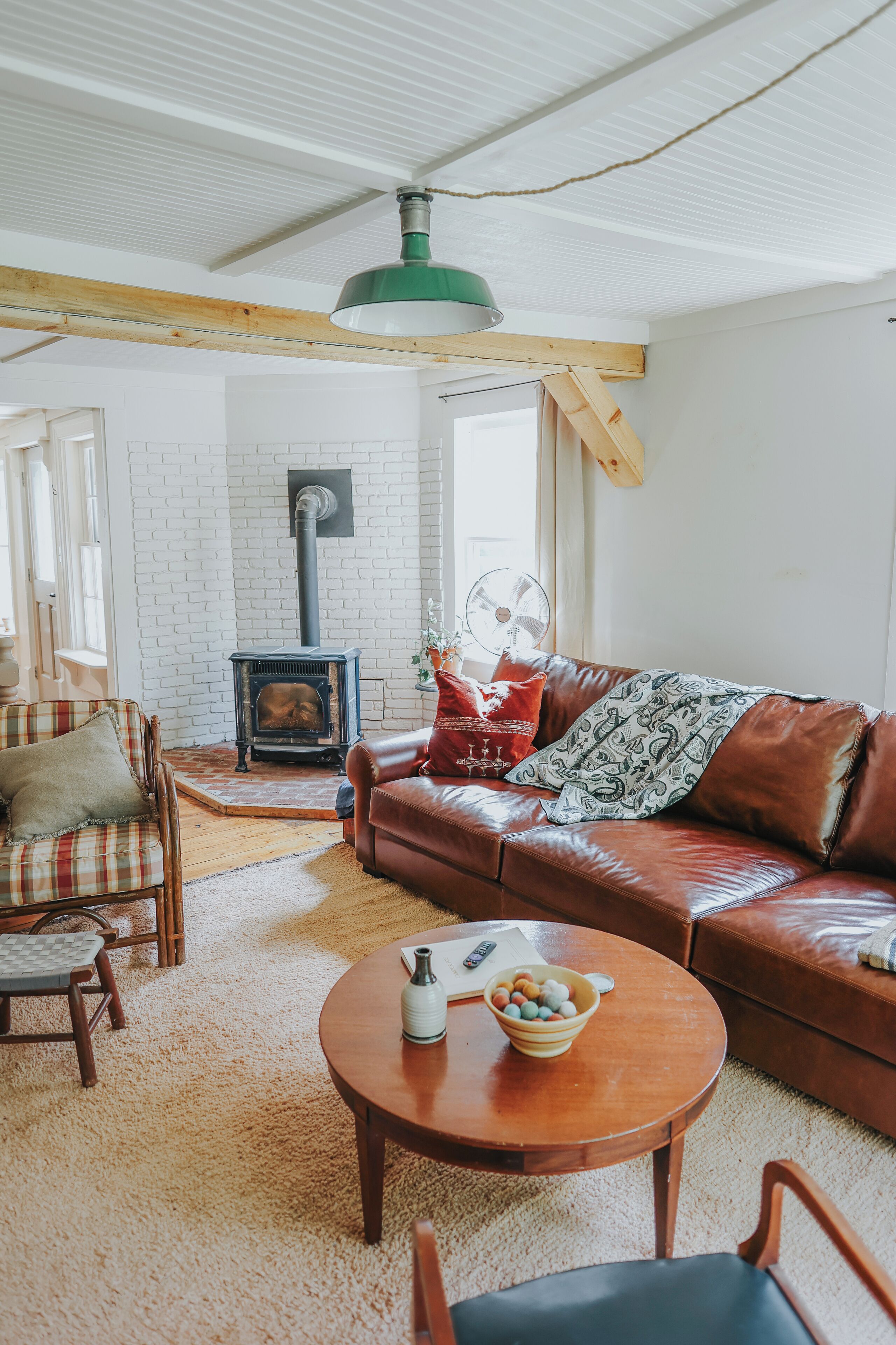 Smart TV, chimenea y libros 