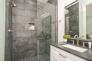 Haartrockner, Handtücher, Shampoo