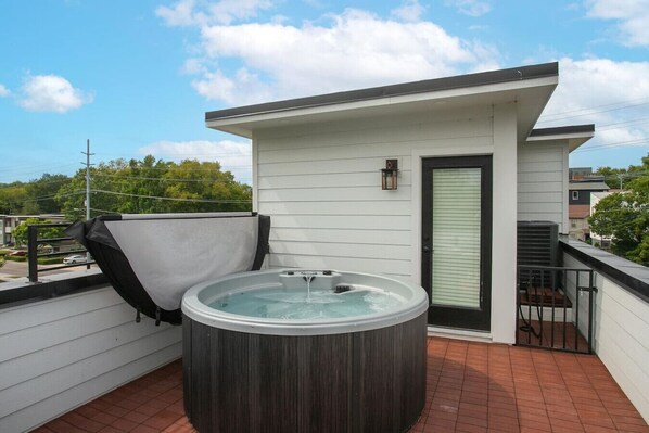 Outdoor spa tub