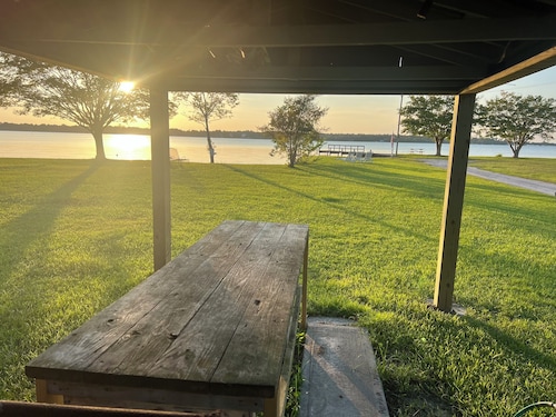 Stylish and Simplistic 1-Bedroom, 2-bathroom apartment at Locklairs Landing.