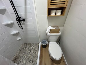 تجهيزات دش، مجففات شعر، مناشف، صابون