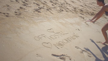 Na praia, areia branca