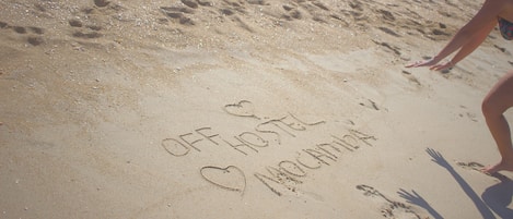 En la playa, arena blanca